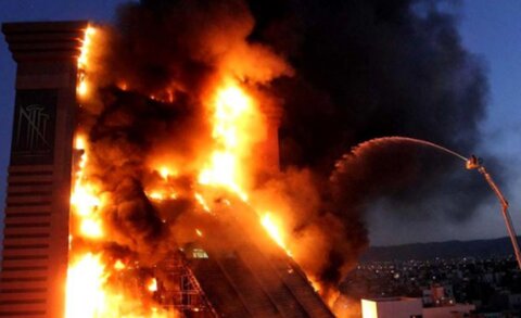 آتش‌سوزی شدید مجتمع تجاری در رودسر/ ۲ نفر مصدوم شدند