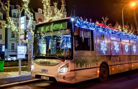 استقبال از کریسمس کرونایی با آذین‌بندی اتوبوس و مترو در چک 