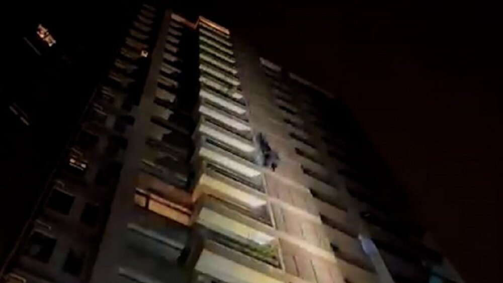 آویزان شدن سارق از دیوار نمای آپارتمان ۲۰ طبقه!  