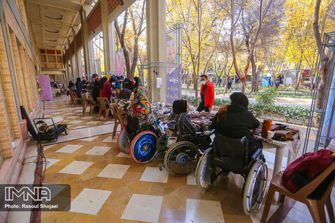 نمایشگاه تولیدات معلولین در گذر چهارباغ 