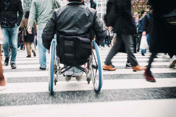 نقش تجربیات افراد معلول از فضاهای عمومی در افزایش ایمنی شهرها