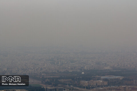 سیاهی آلودگی در آسمان اصفهان ماندگار شده است / ثبت وضعیت قرمز و بنفش در ۱۵ منطقه شهر
