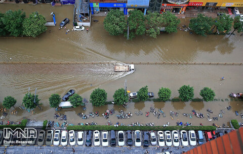بارندگی شدید در چین و جاری شدن سیل در شهر ژنگژو، مرکز استان هنان