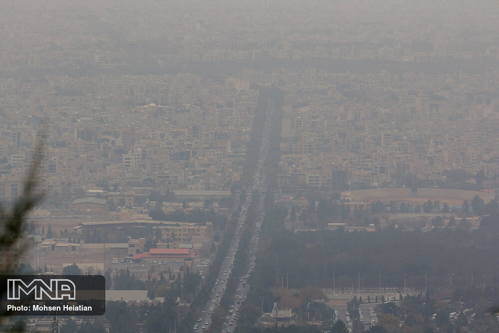 هوای اصفهان سراسر آلودگی است / پهنه آسمان به رنگ خاکستری