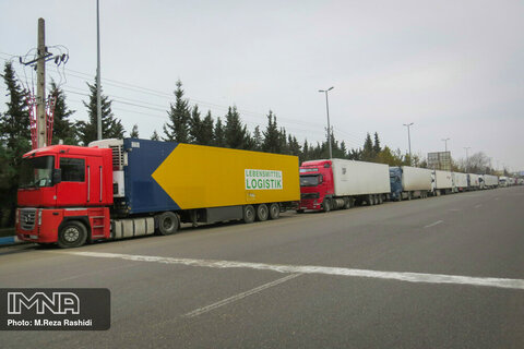 صف های طولانی کامیون های ترانزیت در مرز آستارا