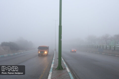 مه‌گرفتگی در برخی از محورهای مواصلاتی اصفهان/همه راه‌های شهری و روستایی باز است