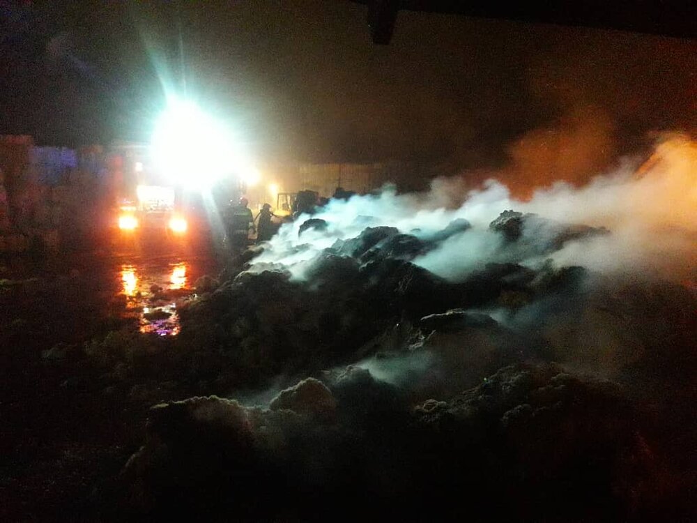 کنترل حریق در آتش سوزی کارخانه جمیل نخ ادامه دارد/۲ آتش‌نشان مصدوم شدند+عکس