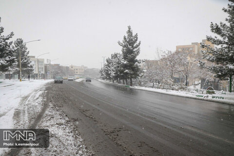 بارش برف در محورهای مواصلاتی اصفهان