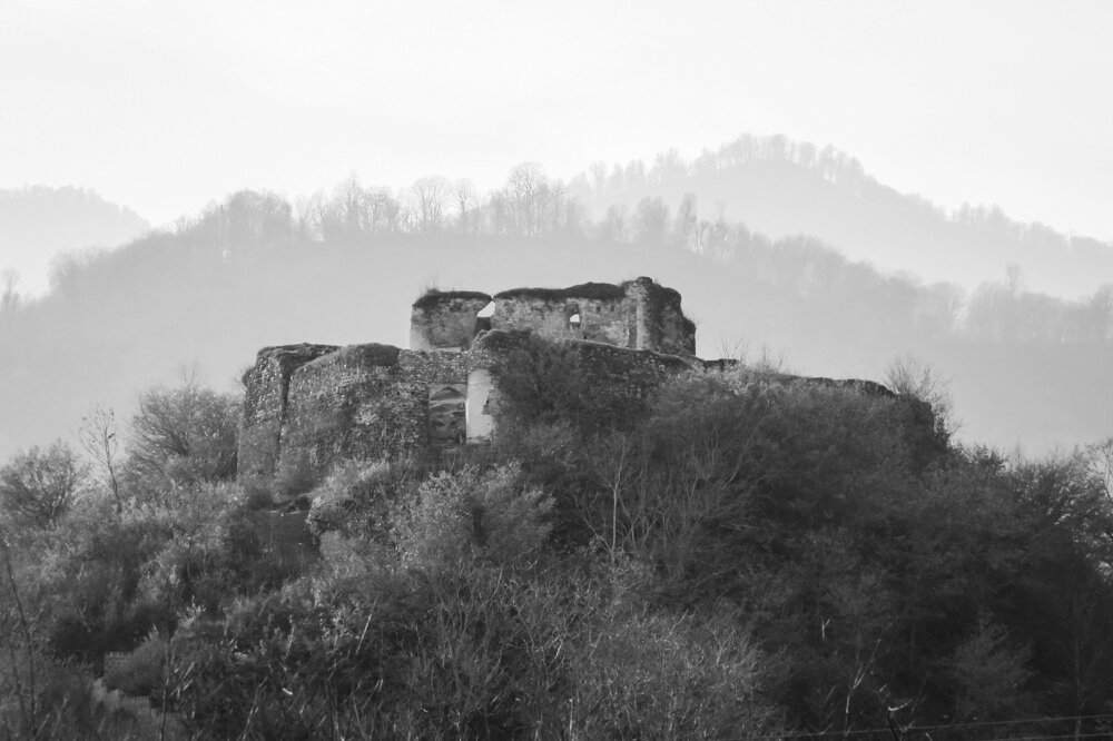 قلعه "صلصال"؛ بنایی تاریخی در دل گیلان