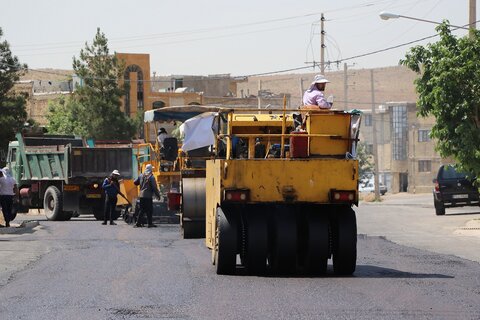 اجرای عملیات آسفالت در کوچه‌های خاکی شهر 