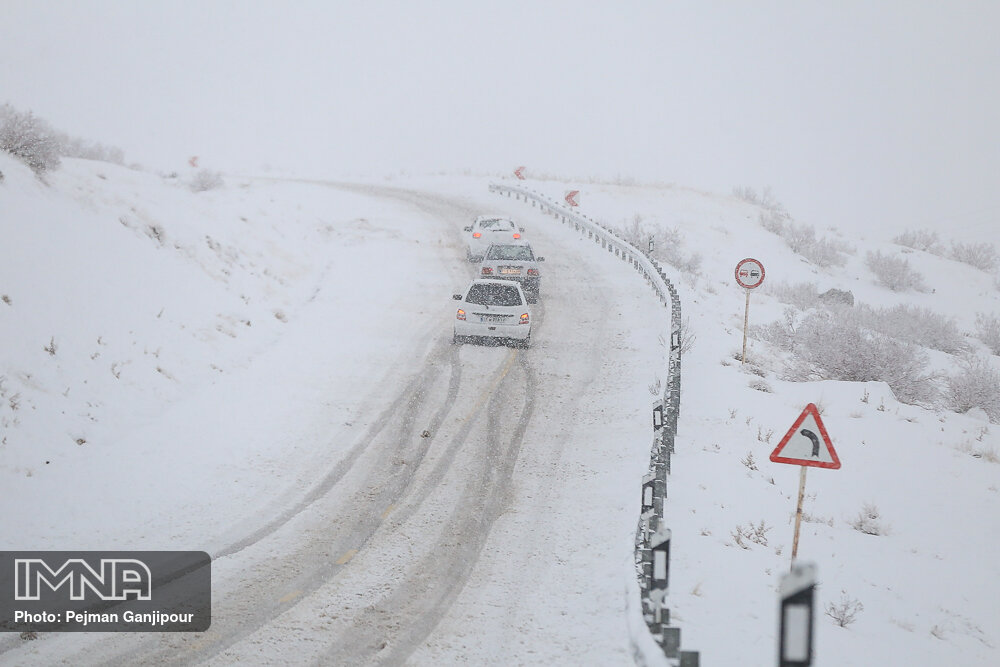 امدادرسانی به ۳۵۰ خودروی گرفتار در برف/ تمام محورهای اصفهان باز است