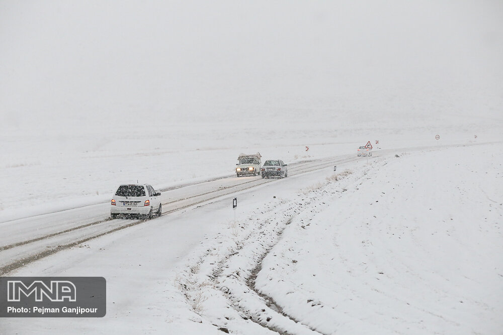 کولاک برف و لغزندگی جاده‌ها در مناطق کوهستانی اصفهان/ نفوذ توده هوای سرد و ماندگاری