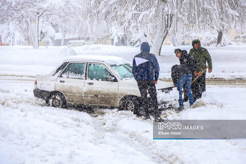 بسته شدن راه ارتباطی ۱۲۶۶ روستای لرستان بر اثر بارش برف