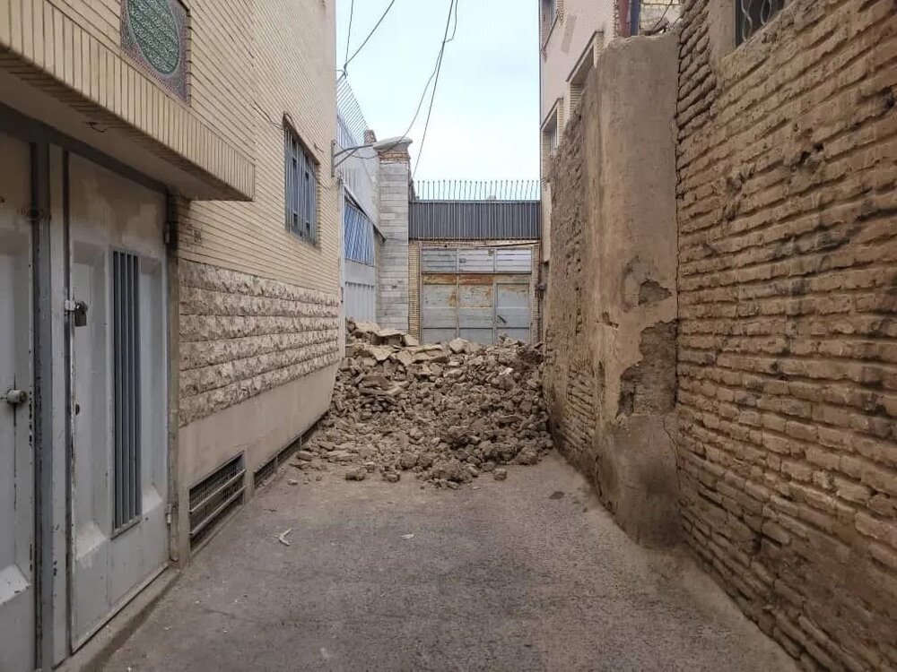 تخریب دیوار کاروانسرای قهرودی‌ها  در اصفهان+عکس