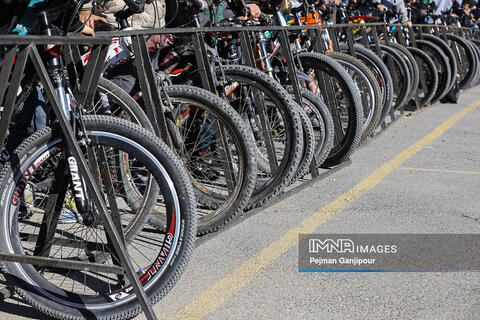 برگزاری نمایشگاه دوچرخه‌های توقیفی در پل شهرستان