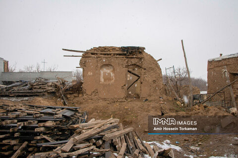 تخریب واحدهای مخروبه سطح شهر خمین 