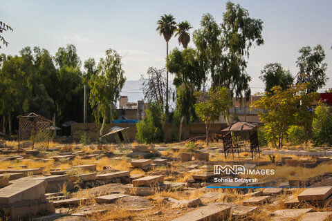 قبرستان "دارالسلم" شیراز معروف به دارالسلام یکی از قدیمی‌ترین آرامستان‌های جهان است 
