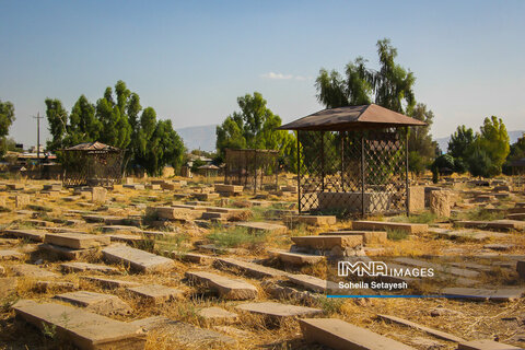  این قبرستان با قرار گرفتن در میانه بلوار سیبویه اکنون در وسط شهر شیراز واقع شده و محل دفن بسیاری از بزرگان، عرفا، علماء، محققان و تاثیرگذاران فرهنگی، مذهبی و اجتماعی شیراز و استان فارس است.