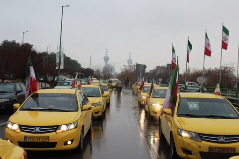 ناوگان تاکسیرانی اصفهان به‌خط شدند/ مانوری باشکوه به یاد مسافران انقلاب