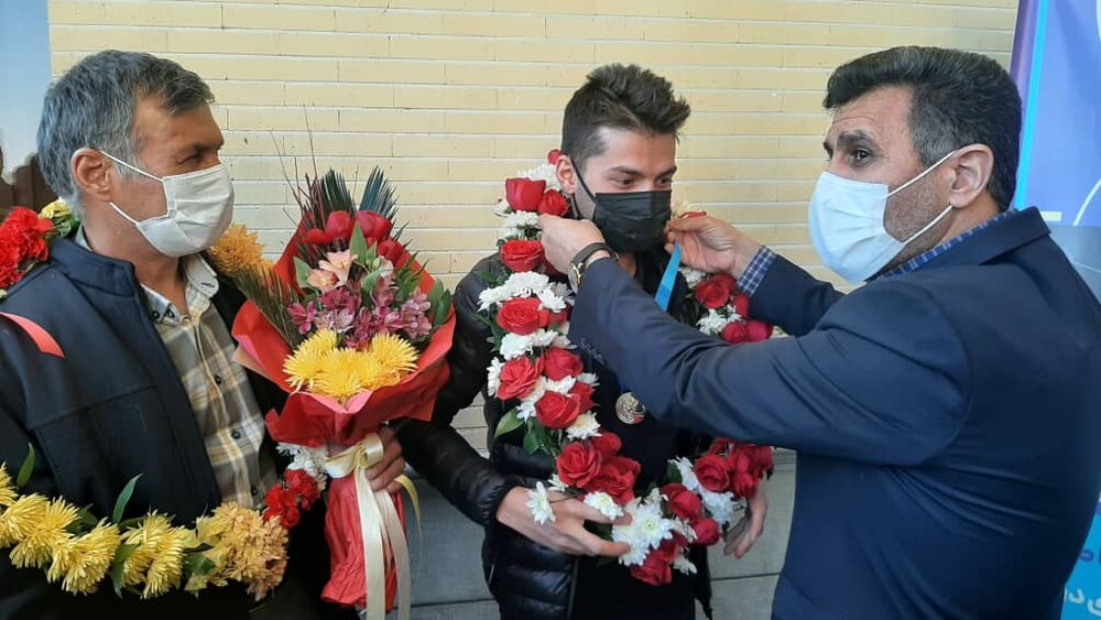 استقبال از قهرمان یخ نوردی اصفهان با حضور مسئولین شهری و ورزش استان