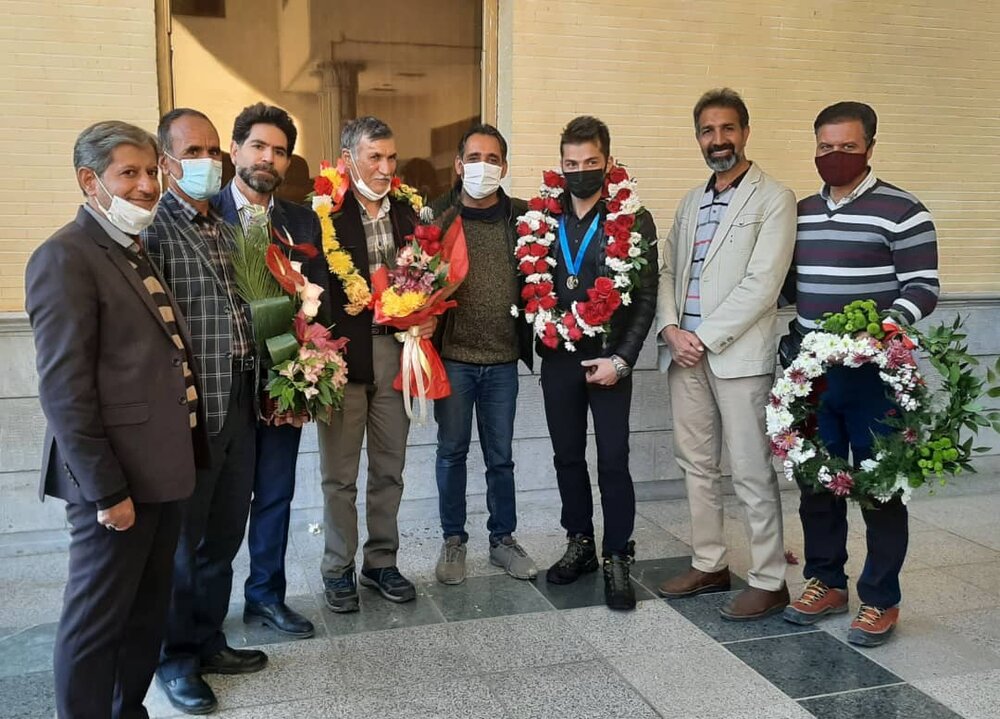 استقبال از قهرمان یخ‌نوردی جهان با حضور مسئولان شهری و ورزش اصفهان