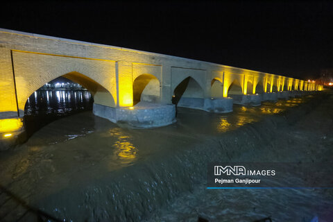 جریان زاینده رود در اصفهان