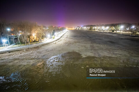 جریان زاینده رود در اصفهان(2)