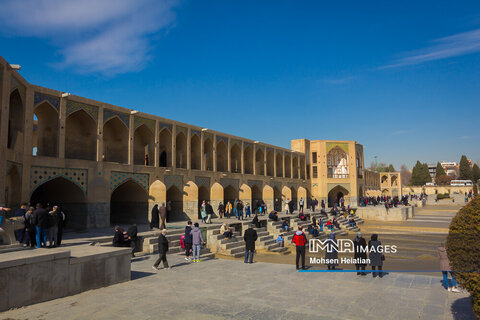 زاینده رود جاری در آغوش اصفهان