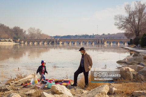 زاینده رود جاری در آغوش اصفهان
