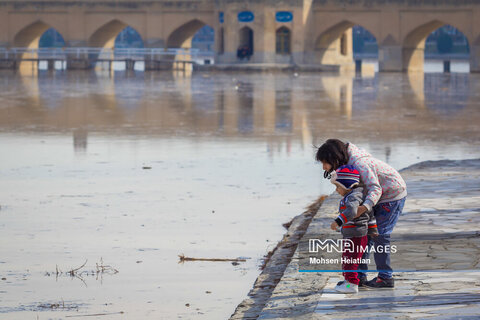 زاینده رود جاری در آغوش اصفهان