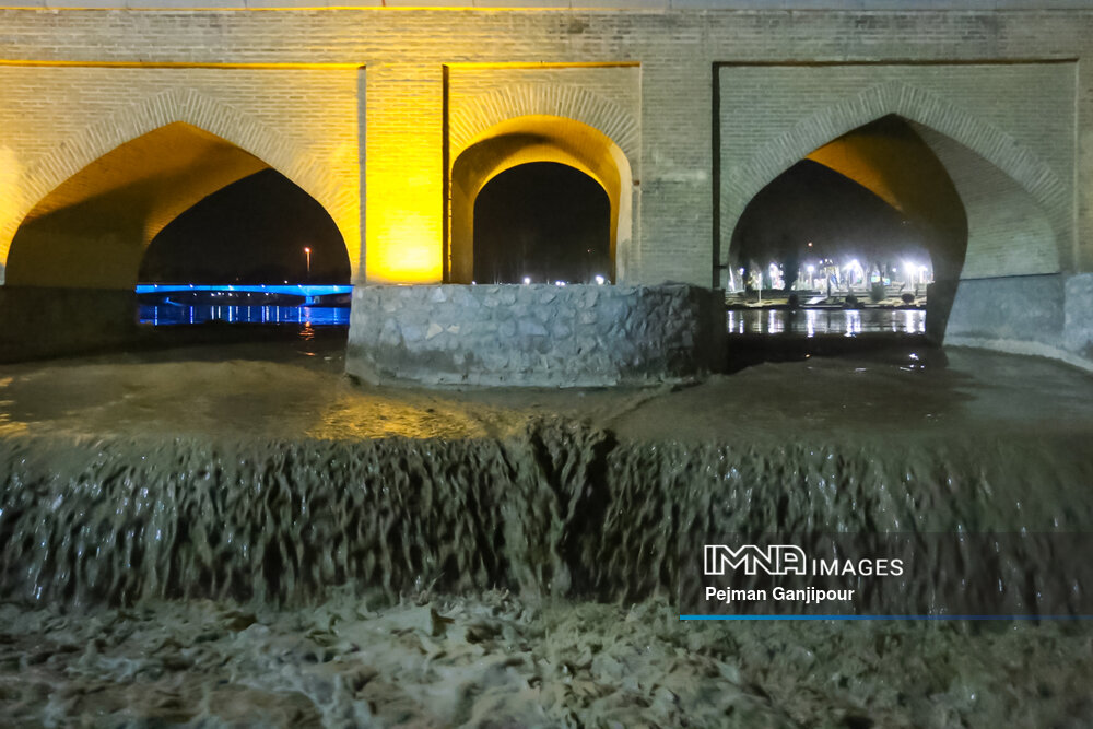 جریان زاینده رود در اصفهان