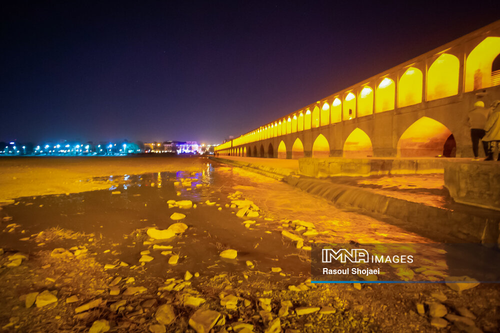 جریان زاینده رود زیر پل های تاریخی اصفهان