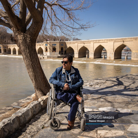 وحید: دو سالی هست که کنار زاینده رود نیامدم. وقتی به اصفهان می آیم و رودخانه خشک است غصه می خورم. نمی دانم وقتی زاینده رود نیست چه زیبایی دیگری را باید به رخ توریست ها کشید