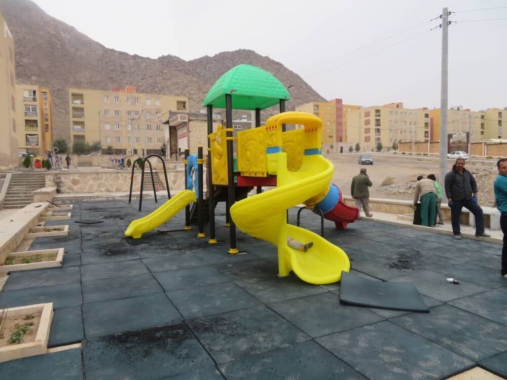 تجهیز پارک‌های مسکن مهر نطنز به وسایل ورزشی