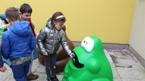 تشویق کودکان به تفکیک زباله با سطل‌های عروسکی
