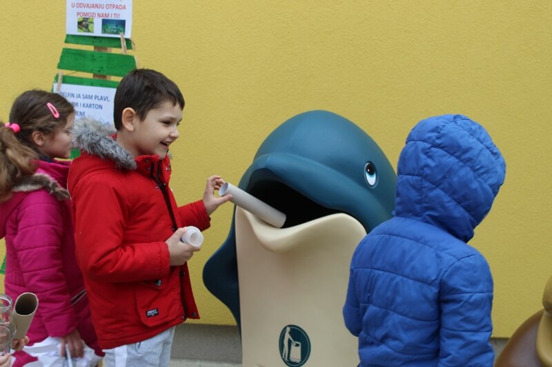 تشویق کودکان به تفکیک زباله با سطل‌های عروسکی