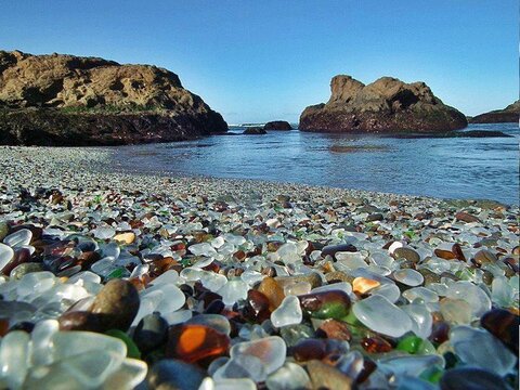 ساحل شیشه‌ای زیبا در دل زباله‌ها