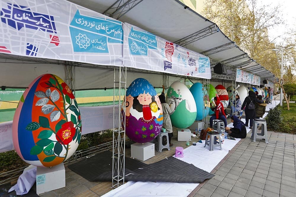 برگزاری جشنواره تخم‌مرغ‌های رنگی بادرود