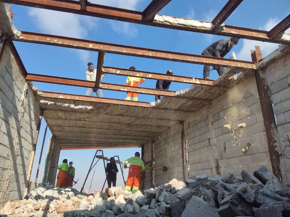 تخریب دو طبقه غیر مجاز یک ساختمان در کوی قربانی