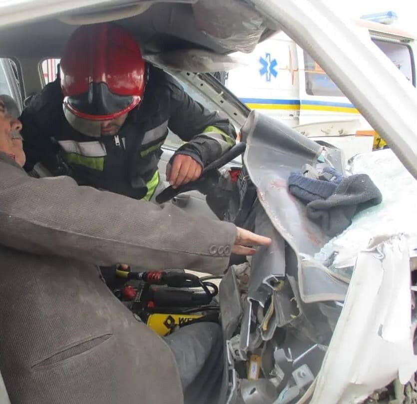 آزادسازی دو سرنشین حبس شده در خودروی حادثه دیده+عکس