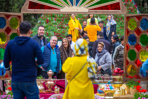 حضور مسافران نوروزی در باغ گلها