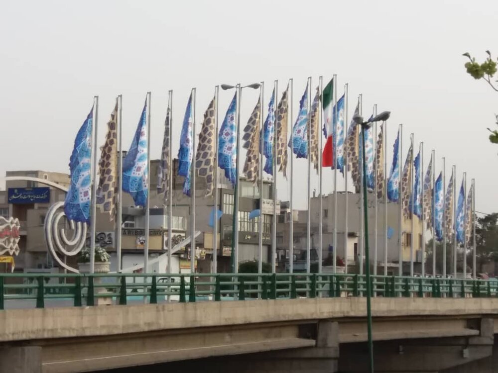 اهتزاز ۲هزار پرچم فیروزه‌ای در اصفهان