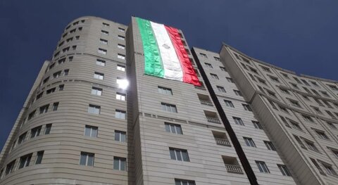 اهتزاز پرچم ایران و فلسطین توسط گروه راپل 