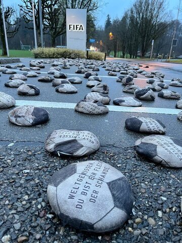 ۶۵۰۰ توپ پر شده از شن در مقابل مقرر فیفا/وجدان جهانی، مایه شرم هستی