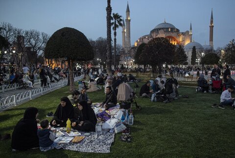 Muslims around the world celebrating Ramadan