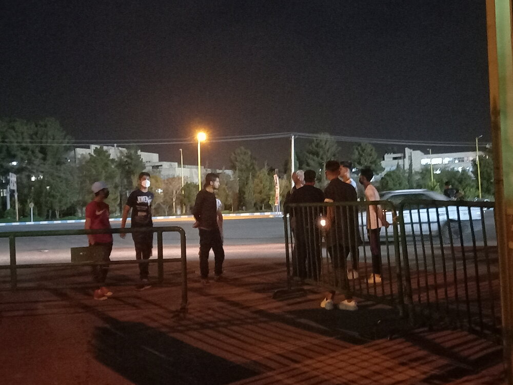 حضور تعدادی از هواداران ذوب‌آهن در مقابل ورزشگاه فولادشهر+عکس
