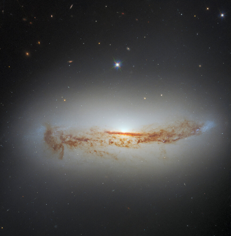 NGC7172؛ کهکشانی درخشان پوشیده در لایه‌های گردوغبار