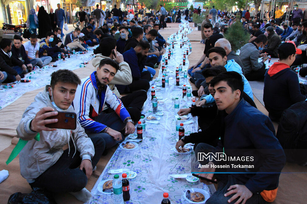 ٣٠٠کارگر بر سر سفره افطار شهرداری
