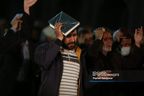 Iranians keep vigil during Laylat Al Qadr