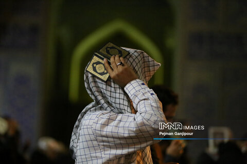 Iranians keep vigil during Laylat Al Qadr